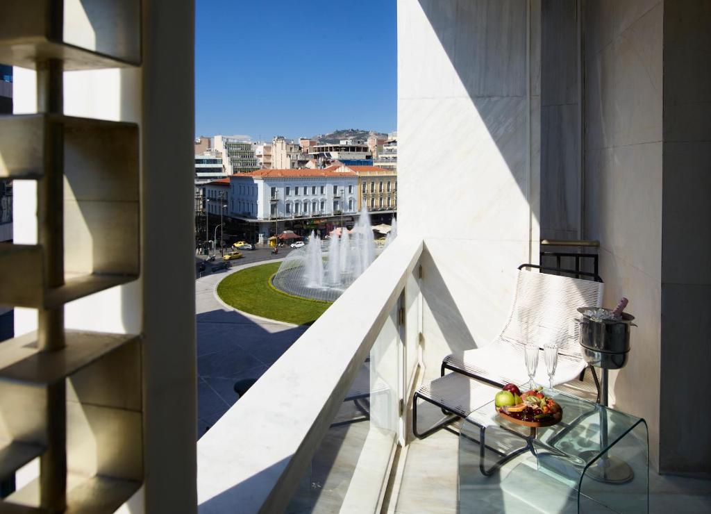 Двухместный (Двухместный номер Делюкс с 1 кроватью или 2 отдельными кроватями и балконом) отеля Brown Acropol by Brown Hotels, Афины