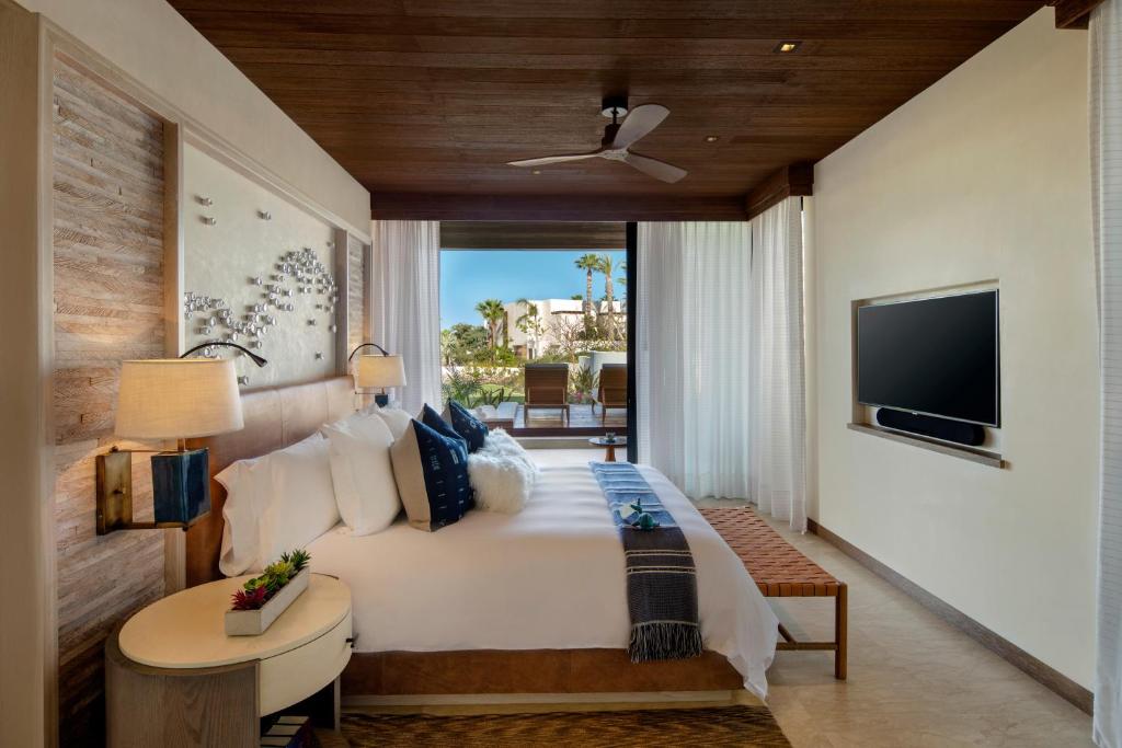 Сьюит (Люкс, вид на сад) отеля Chileno Bay Resort & Residences, an Auberge Resort, Кабо-Сан-Лукас