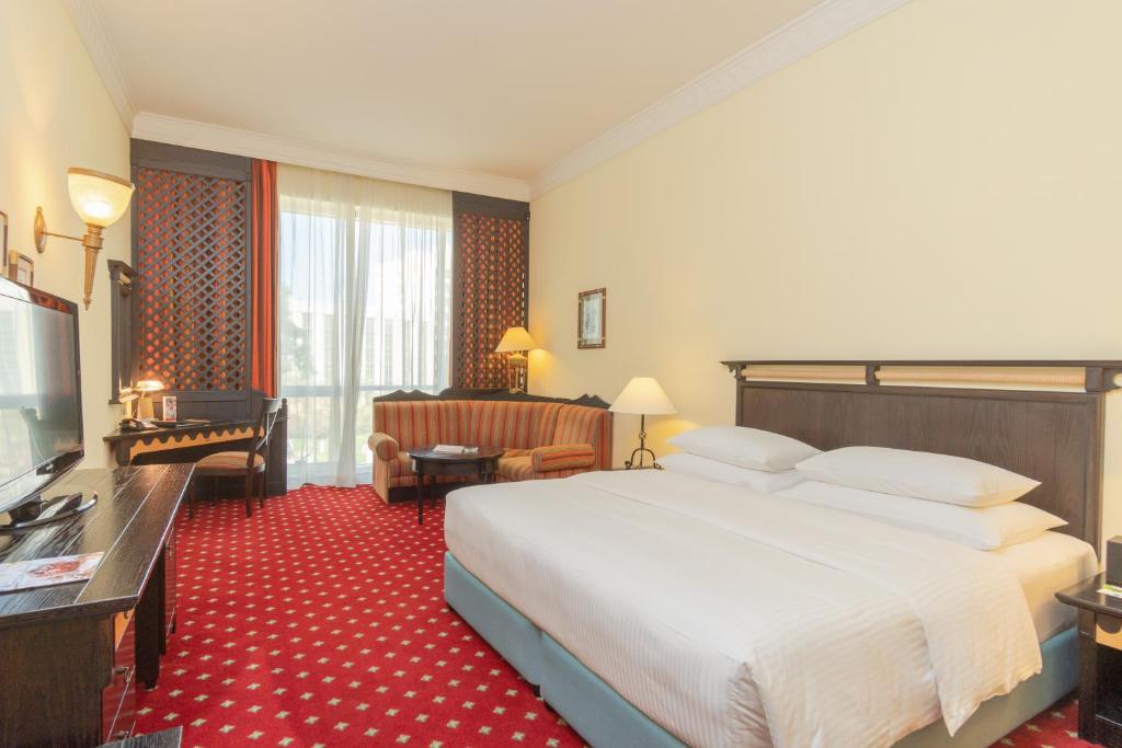 Двухместный (Номер Делюкс с кроватью размера «king-size») отеля Millennium Dubai Airport Hotel, Дубай