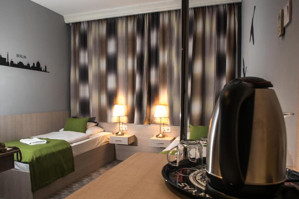 Двухместный (Улучшенный двухместный номер с 1 кроватью или 2 отдельными кроватями) отеля Hotel Három Gúnár, Кечкемет