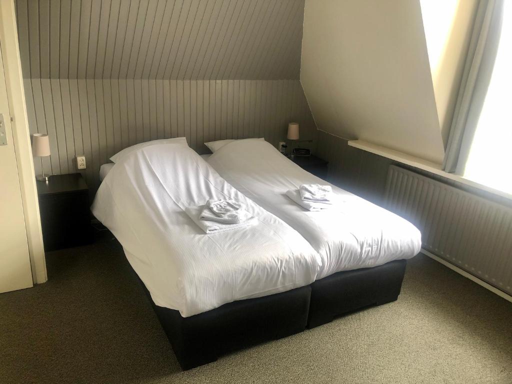 Двухместный (Двухместный номер с 2 отдельными кроватями) отеля Hotel Grandcafe De Doelen, Гронинген