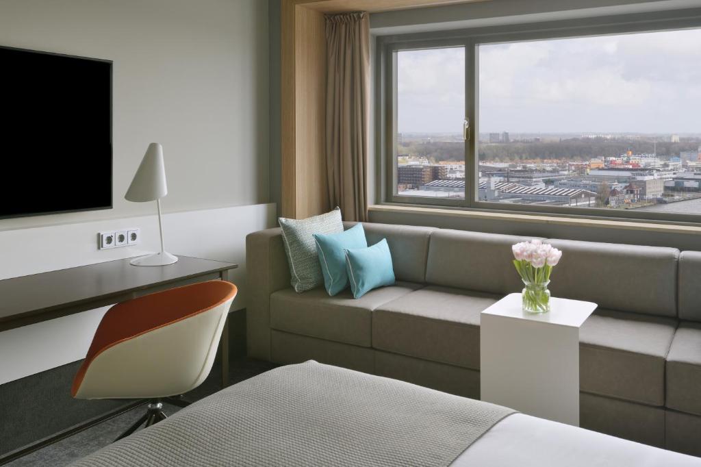 Двухместный (Улучшенный двухместный номер с 2 отдельными кроватями) отеля Mövenpick Hotel Amsterdam City Centre, Амстердам