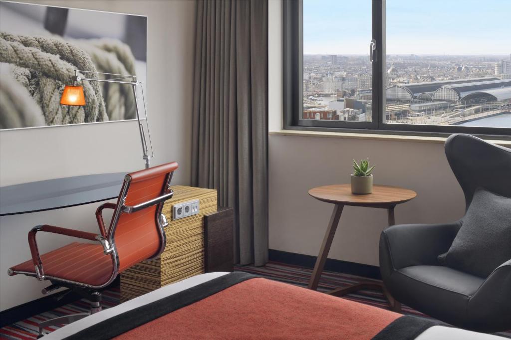 Двухместный (Классический двухместный номер с 2 отдельными кроватями и красивым видом из окна) отеля Mövenpick Hotel Amsterdam City Centre, Амстердам