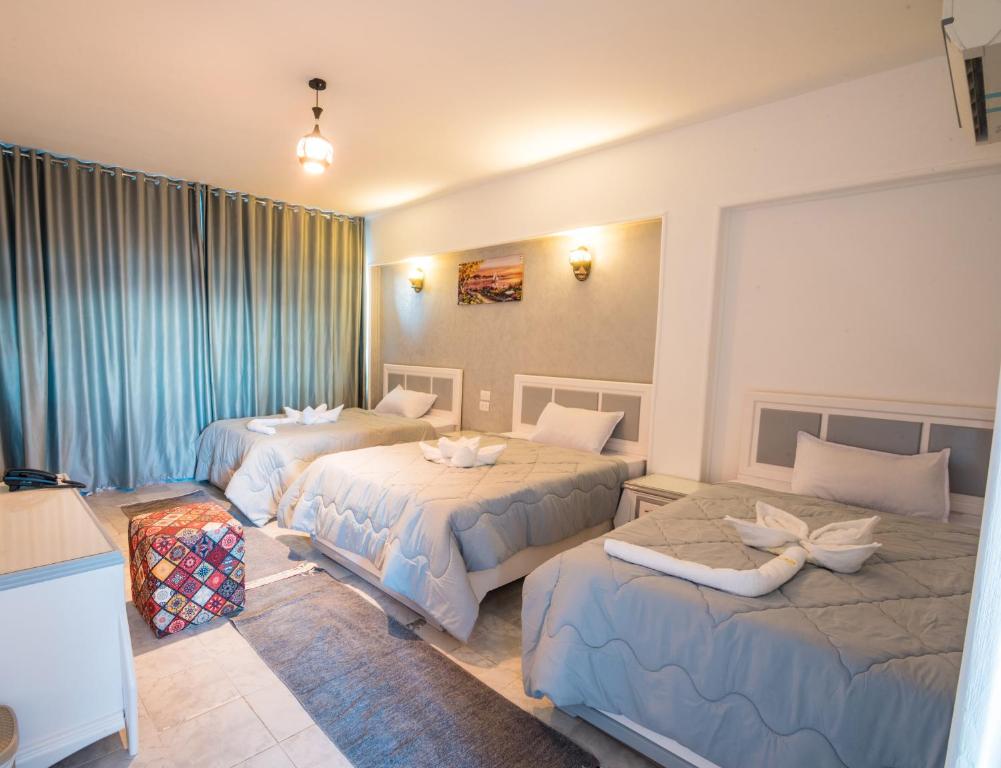 Трехместный (Улучшенный трехместный номер с видом на море) отеля Golden Heights Resort, Дахаб
