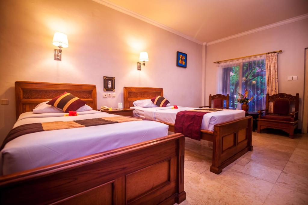 Двухместный (Улучшенный двухместный номер с 1 кроватью или 2 отдельными кроватями и балконом) отеля Melasti Kuta Bungalows & Spa, Кута