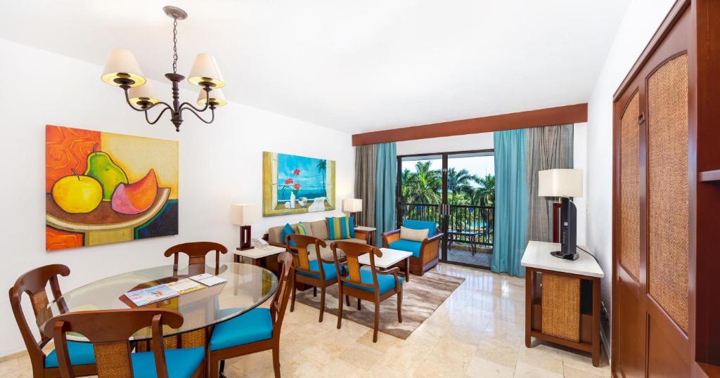 Сьюит (Люкс с 2 спальнями и видом на курорт - Бесплатное проживание для 2 детей) курортного отеля The Royal Cancun, All Suites Resort, Канкун