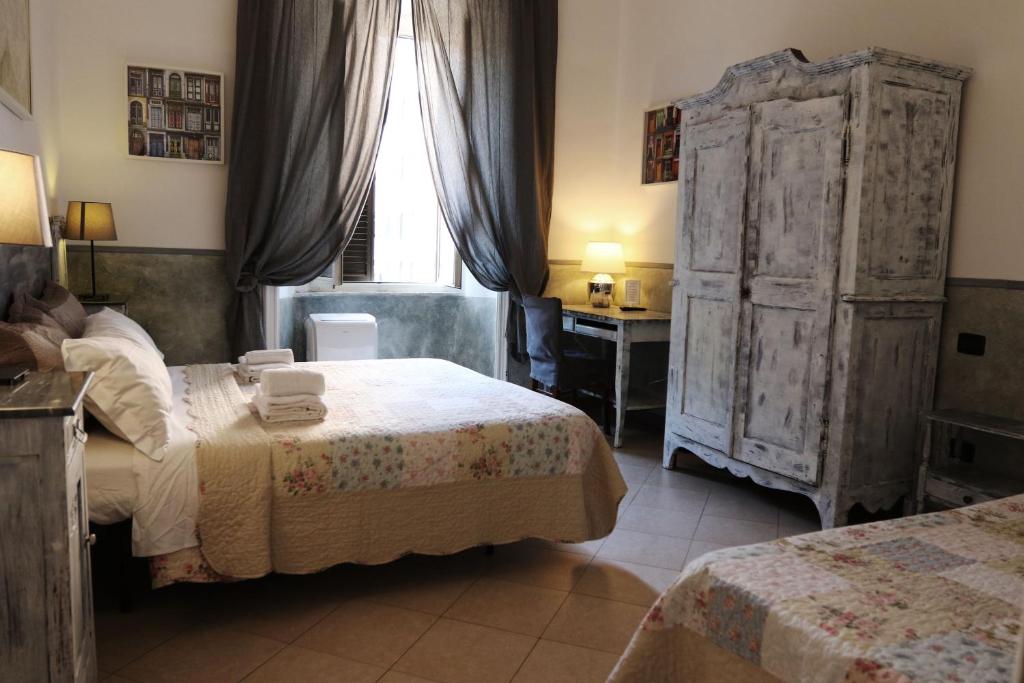 Трехместный (Трехместный номер с собственной ванной комнатой вне номера) гостевого дома Relais Independenza, Рим