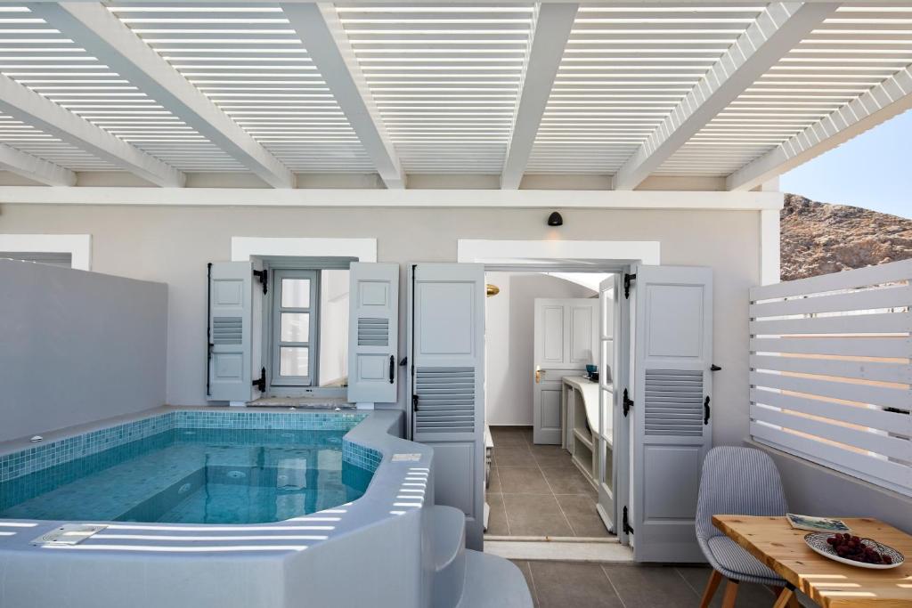 Сьюит (Представительский люкс с гидромассажной ванной на открытом воздухе) отеля Blue Sea Hotel, Камари