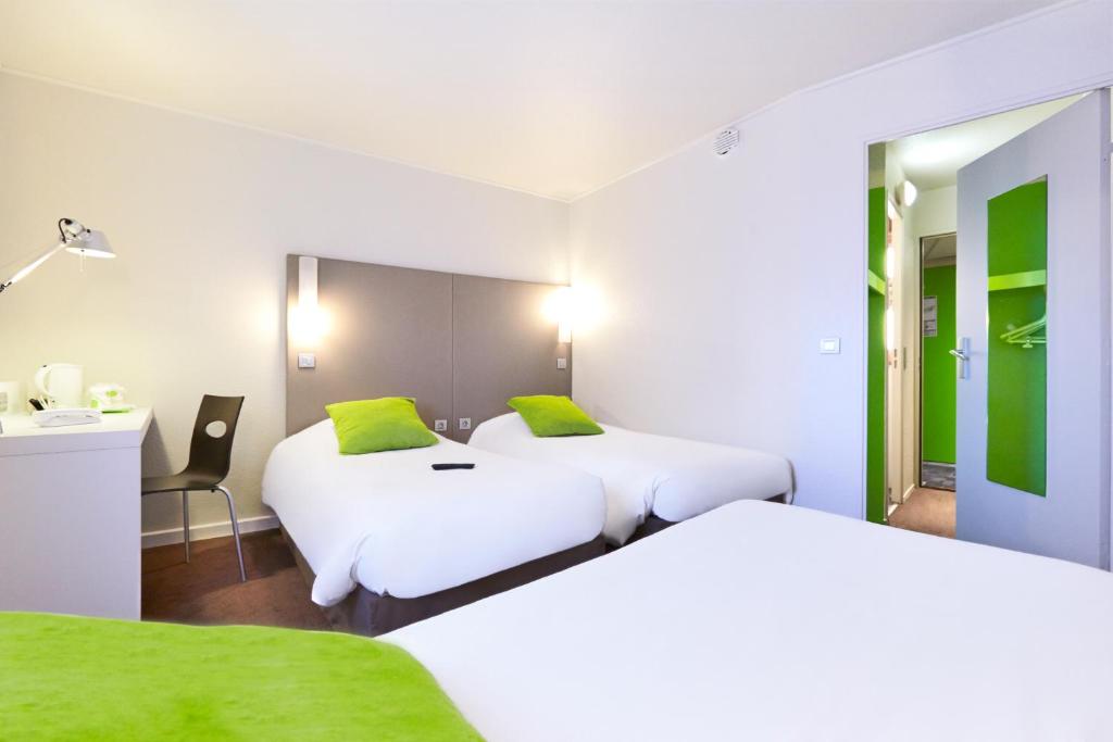 Трехместный (Трехместный номер с 3 односпальными кроватями (для 3 взрослых)) отеля Campanile Paris Est - Porte de Bagnolet, Париж