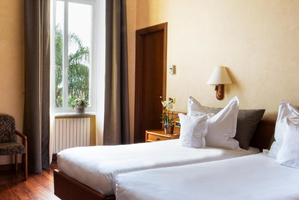 Трехместный (Улучшенный трехместный номер) отеля Hotel Villa Elisa & Spa, Бордигера