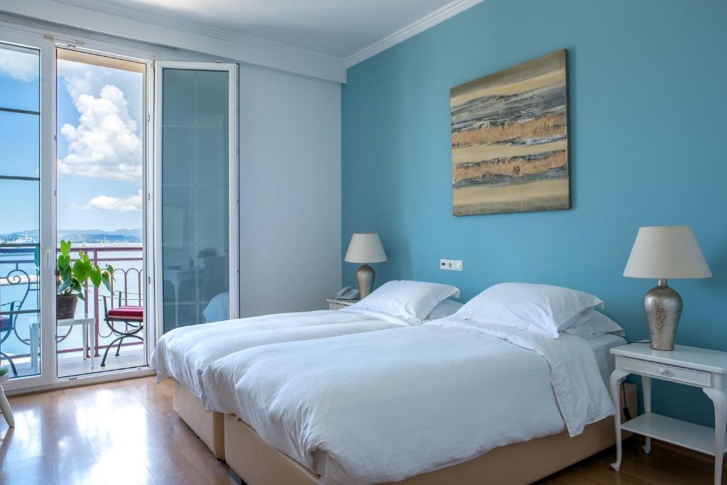Трехместный (Улучшенный трёхместный номер с дополнительной кроватью) отеля City Marina, Керкира