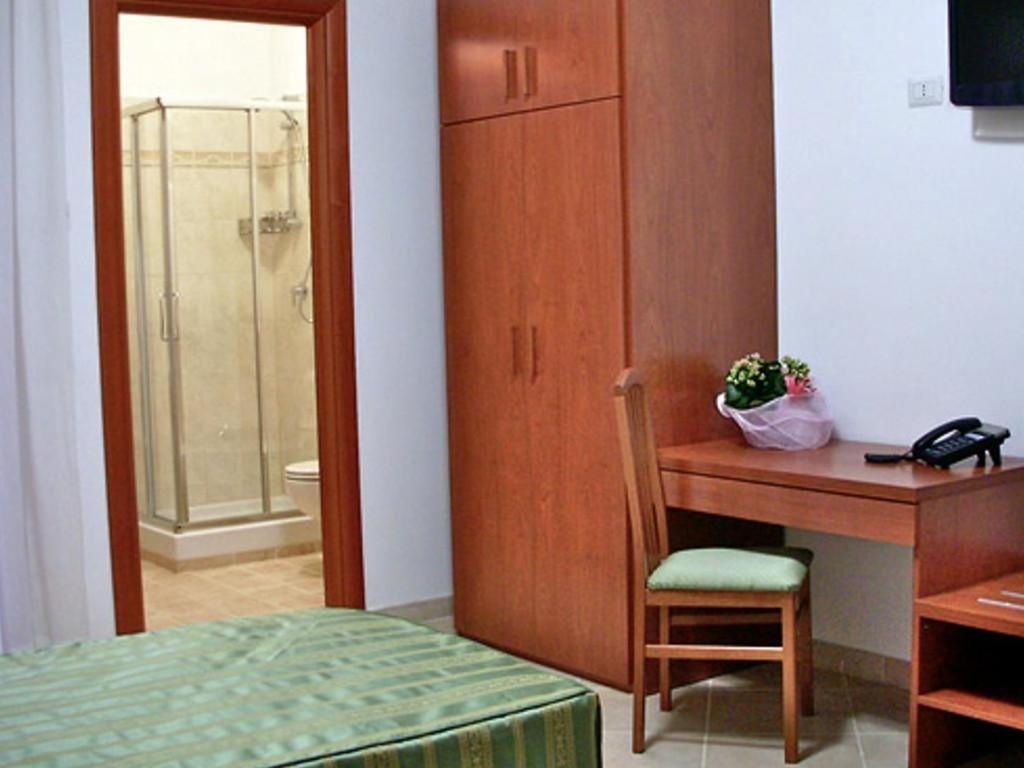 Двухместный (Двухместный номер с 1 кроватью или 2 отдельными кроватями и балконом) отеля DOMUS NASCIMBENI, Рим