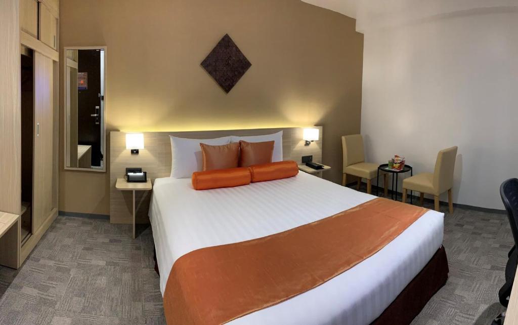 Двухместный (Улучшенный двухместный номер с 1 кроватью или 2 отдельными кроватями) отеля HOTEL 1-2-3 HANOI Linh Lang, Ханой