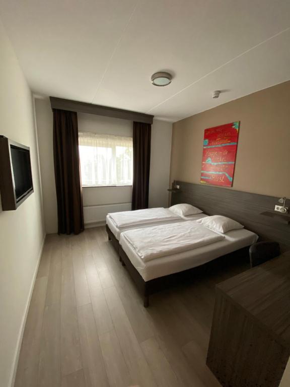 Двухместный (Двухместный номер Делюкс с 1 кроватью) отеля Hotel de Keizerskroon Amsterdam-Schiphol-Halfweg, Амстердам