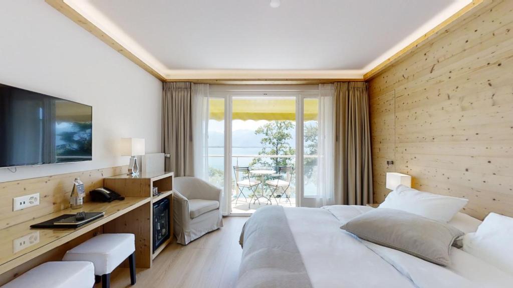 Двухместный (Улучшенный двухместный номер с 1 кроватью или 2 отдельными кроватями, вид на озеро) отеля Golf Hotel René Capt, Монтрё