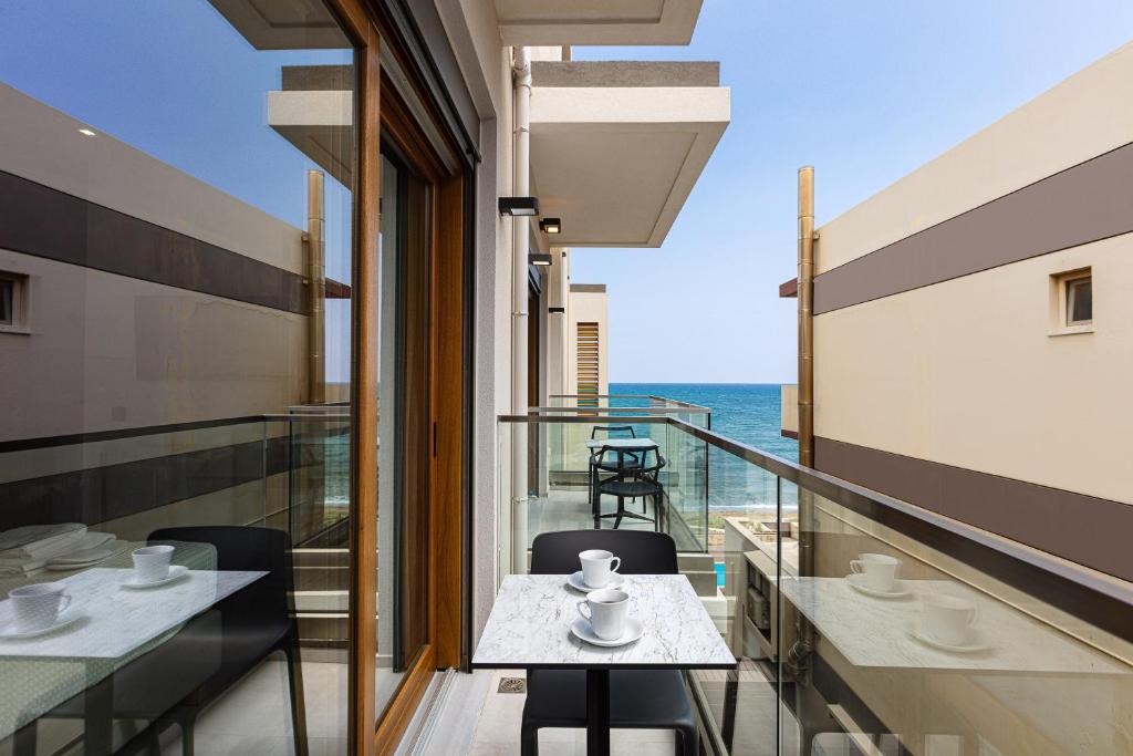 Студио (Номер-студио с боковым видом на море) отеля North Coast Seaside Suites, Ретимно, Крит