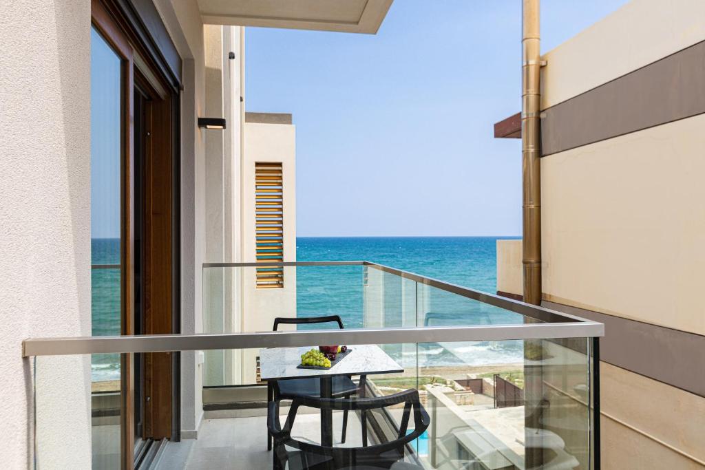 Студио (Улучшенный номер-студио с боковым видом на море) отеля North Coast Seaside Suites, Ретимно, Крит