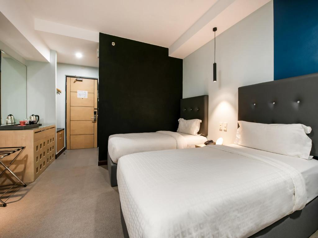 Двухместный (Двухместный номер Делюкс с 2 отдельными кроватями) отеля OYO 207 Bay Area Suites, Манила