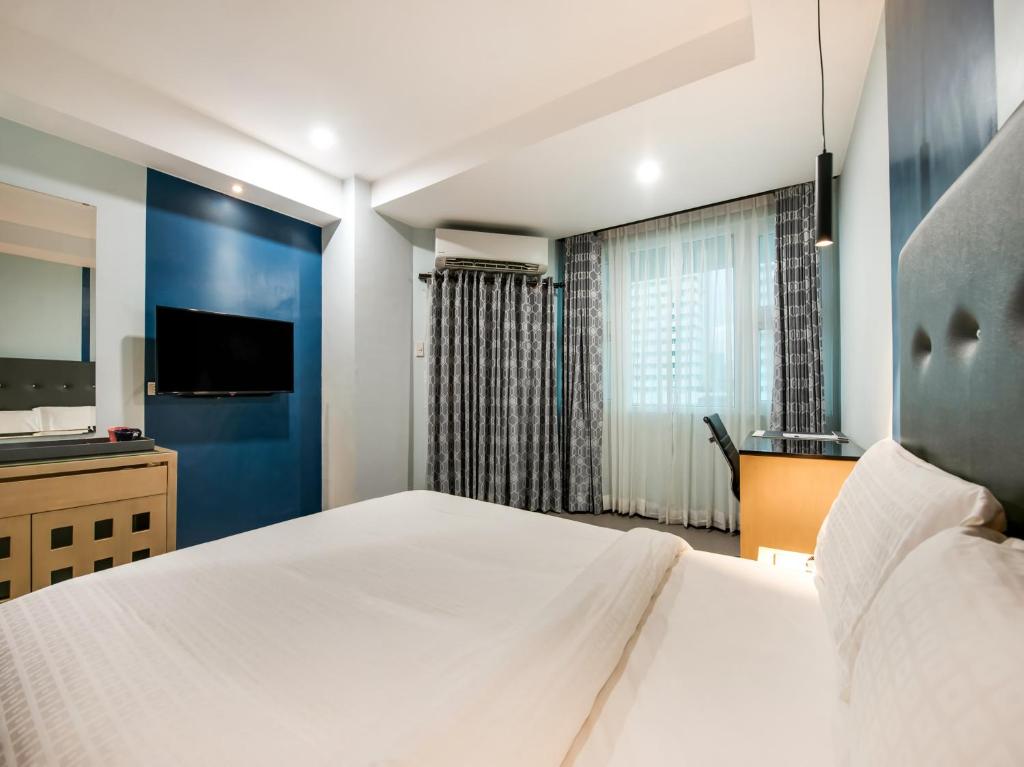 Двухместный (Двухместный номер Делюкс с 1 кроватью) отеля OYO 207 Bay Area Suites, Манила