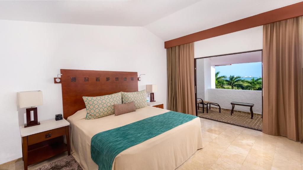 Вилла (Улучшенная вилла Master с видом на курорт) курортного отеля The Villas at The Royal Cancun, All Suites Resort, Канкун