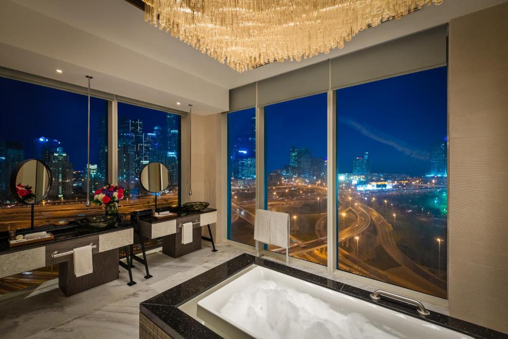 Сьюит (Президентский люкс с бесплатным трансфером от/до аэропорта, пляжа и торгового центра, скидка 20% на еду и напитки) отеля Taj Jumeirah Lakes Towers, Дубай