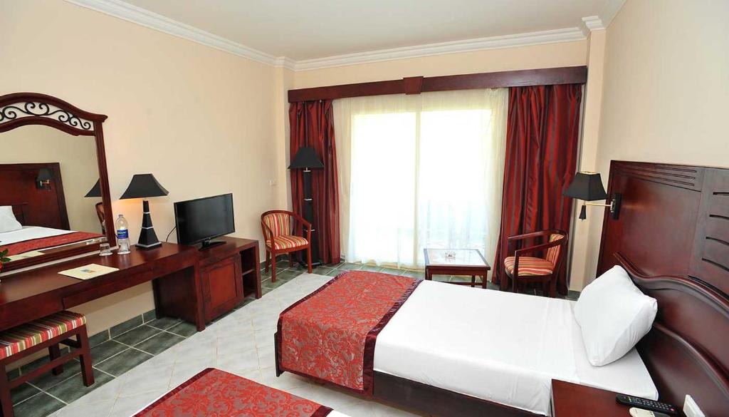 Трехместный (Стандартный трехместный номер) курортного отеля Brayka Bay Reef Resort, Абу-Дабаб