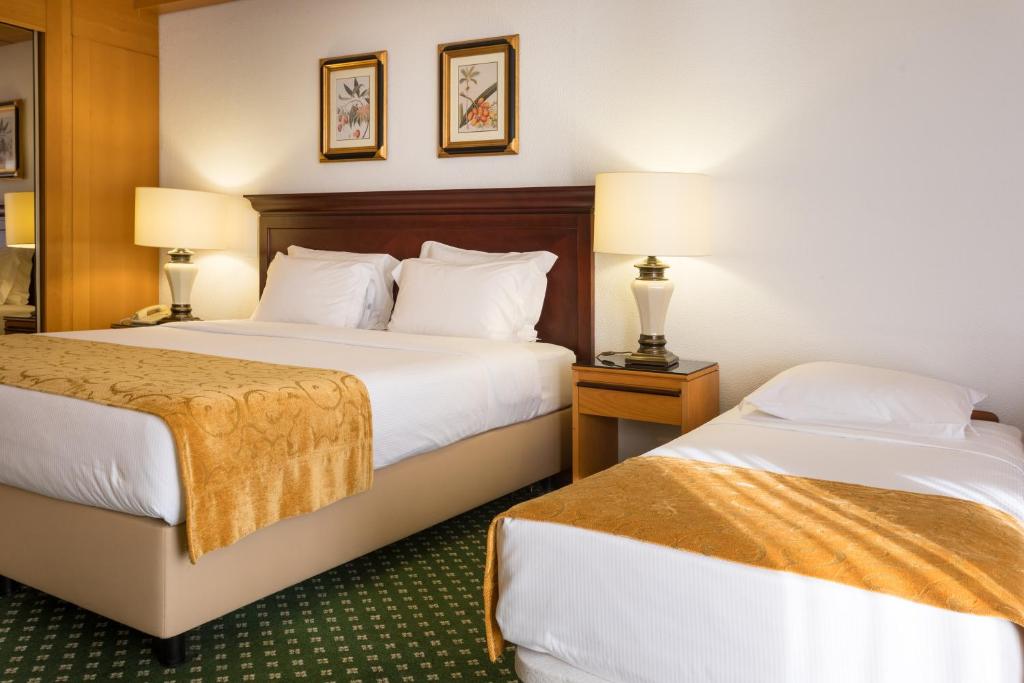 Трехместный (Двухместный номер с 1 кроватью или 2 отдельными кроватями, дополнительной кроватью и видом на море) отеля Hotel Estoril Eden, Эшторил