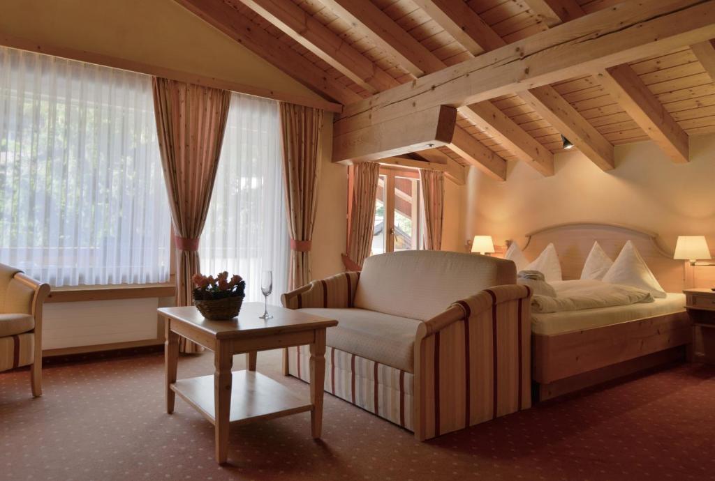 Двухместный (Улучшенный двухместный номер с 1 кроватью и балконом) отеля Silvretta Parkhotel, Давос