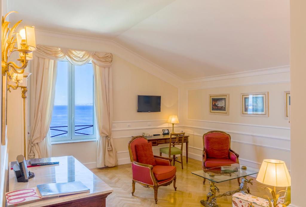 Сьюит (Улучшенный люкс с видом на море) отеля Grand Hotel Excelsior Vittoria, Сорренто