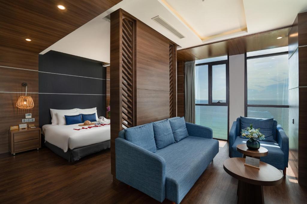 Сьюит (Специальное предложение — Люкс рядом с океаном) отеля HAIAN Beach Hotel & Spa, Дананг