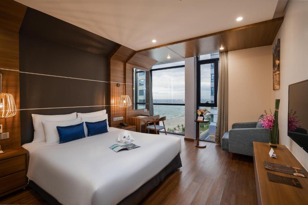 Двухместный (Специальное предложение — Улучшенный двухместный номер с 1 кроватью и частичным видом на море) отеля HAIAN Beach Hotel & Spa, Дананг