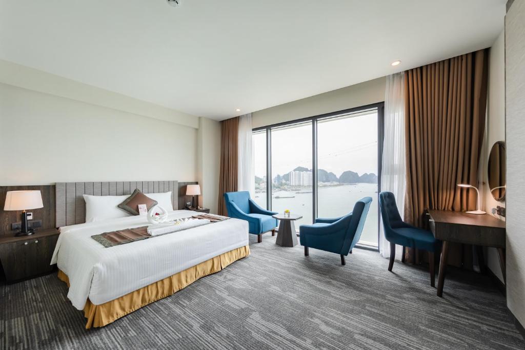 Двухместный (Номер с кроватью размера «king-size» и видом на море) отеля Muong Thanh Grand Bai Chay, Халонг