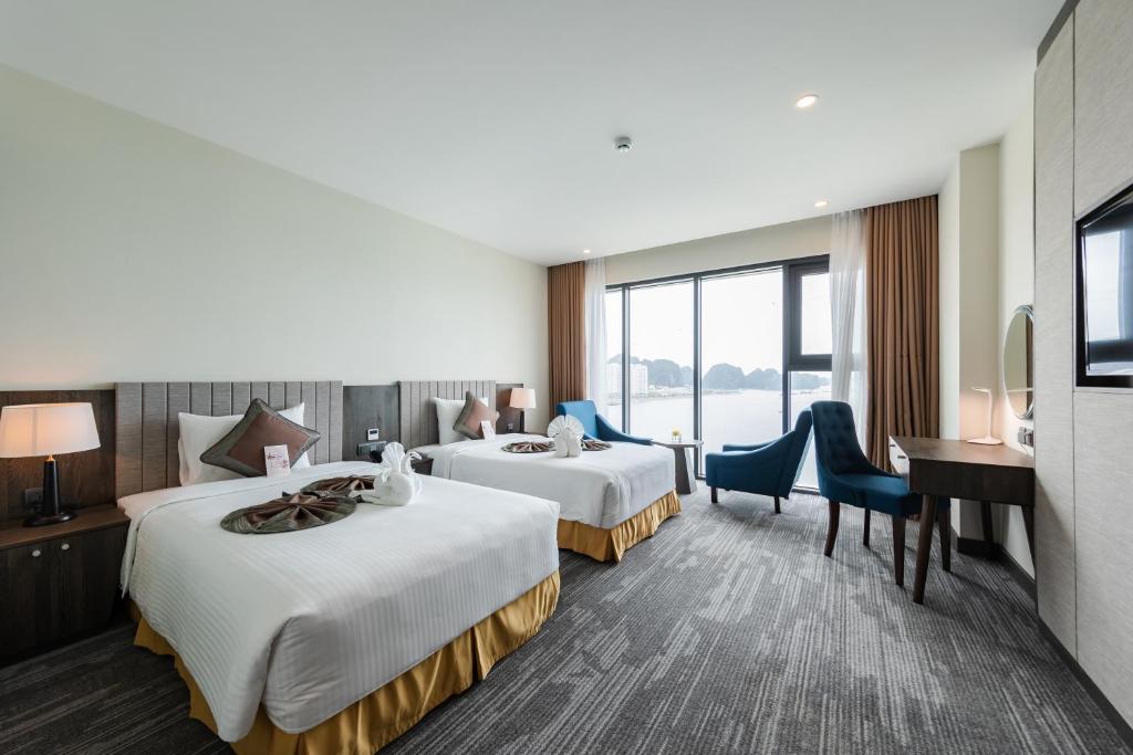 Двухместный (Двухместный номер с 2 отдельными кроватями и видом на море) отеля Muong Thanh Grand Bai Chay, Халонг