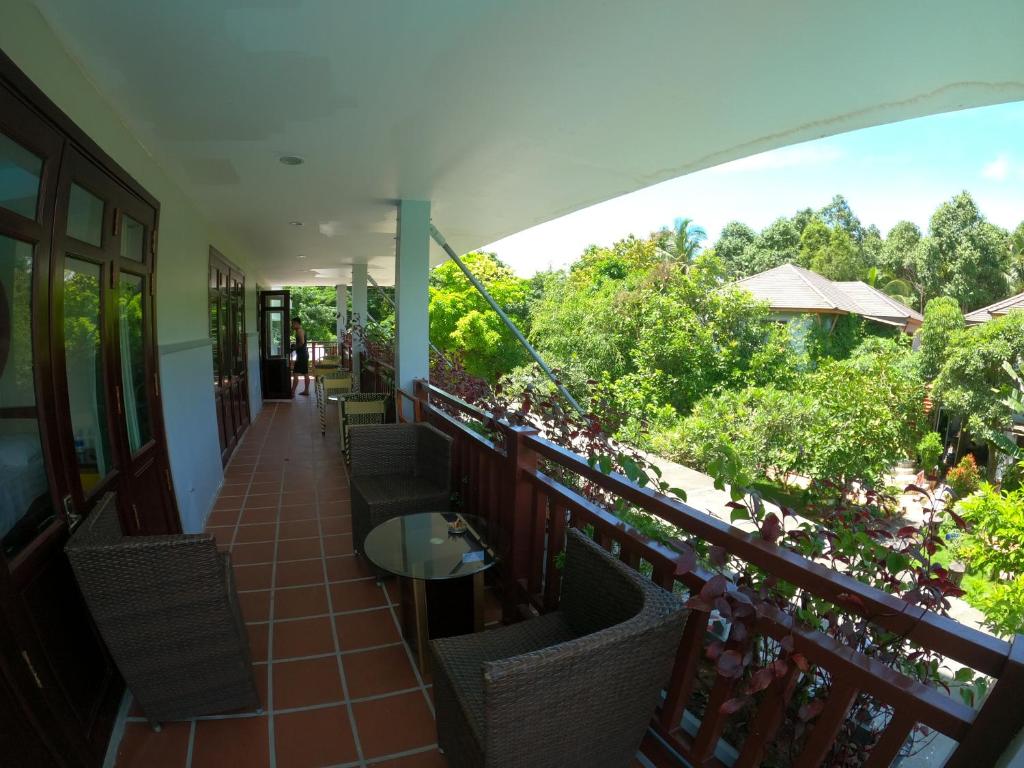 Сьюит (Люкс с кроватью размера «king-size» и видом на бассейн) курортного отеля Vela Phu Quoc Resort, Дуонг-Донг