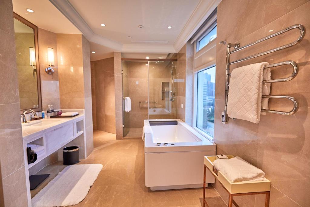 Сьюит (Collection Executive Suite), Radisson Blu Plaza Xing Guo Hotel Shanghai