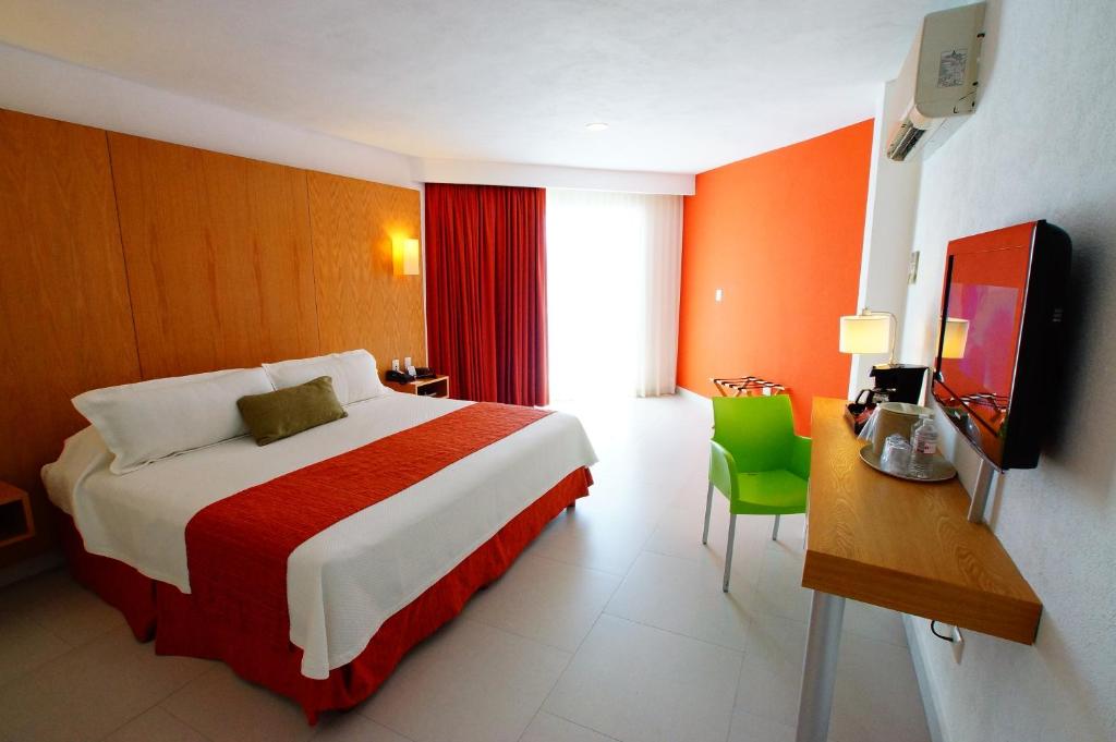Двухместный (Стандартный номер с кроватью размера «king-size») отеля Ramada Cancun City, Канкун