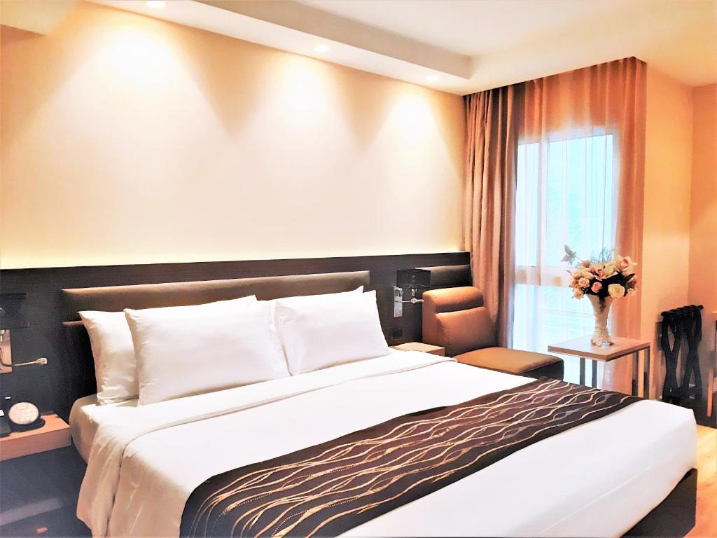 Двухместный (Улучшенный двухместный номер с 1 кроватью) отеля Amora NeoLuxe, Бангкок