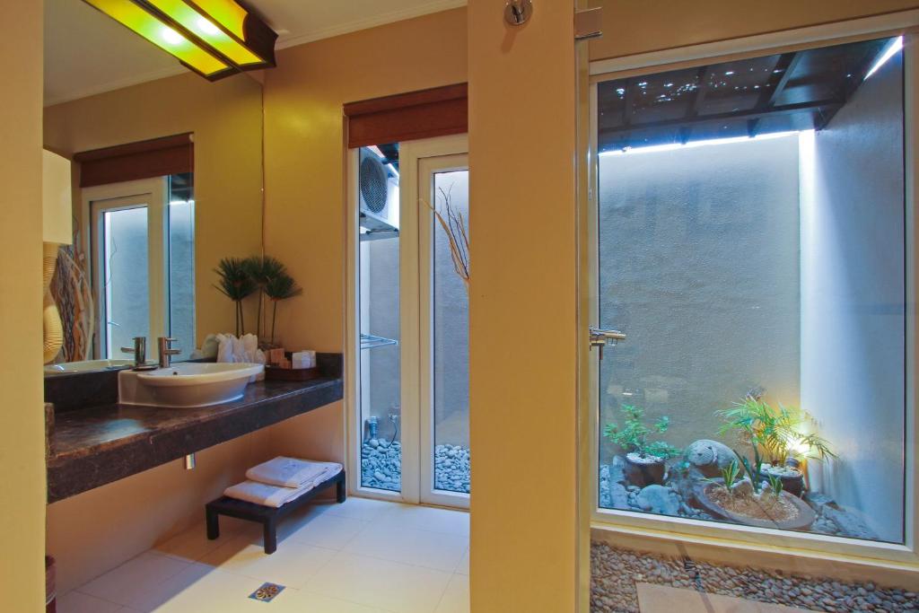 Двухместный (Номер Делюкс с кроватью размера «king-size») курортного отеля Two Seasons Boracay Resort, Боракай