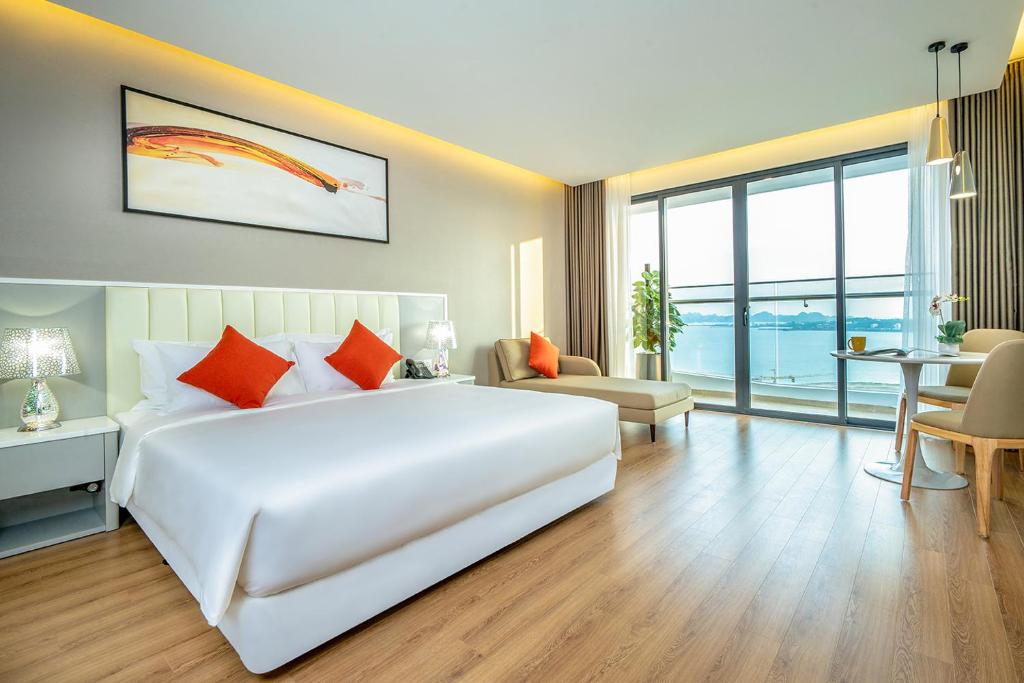 Двухместный (Двухместный номер Делюкс с 1 кроватью или 2 отдельными кроватями, вид на океан) отеля Phat Linh Hotel Halong, Халонг