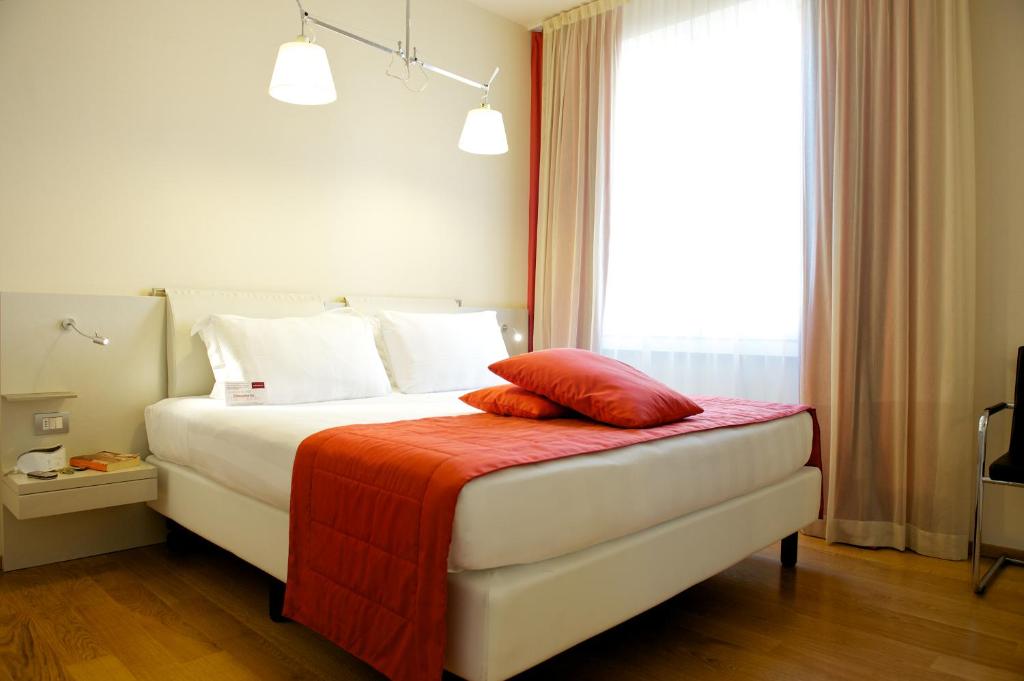 Двухместный (Стандартный номер с 1 двуспальной кроватью (180х200см)) отеля Hotel Mercure Milano Solari, Милан