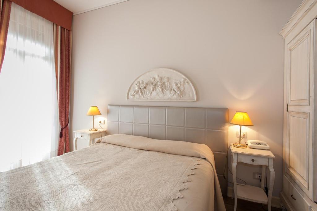 Двухместный (Двухместный номер «Комфорт» с 1 кроватью или 2 отдельными кроватями, частичный вид на озеро) отеля Hotel Marconi, Сирмионе