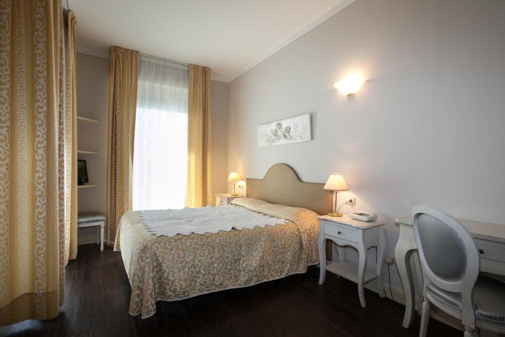 Двухместный (Улучшенный двухместный номер с 1 кроватью или 2 отдельными кроватями, вид на озеро) отеля Hotel Marconi, Сирмионе
