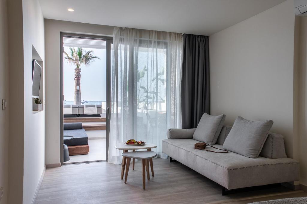 Двухместный (Улучшенный двухместный номер с 1 кроватью, видом на море и собственным бассейном) апарт-отеля Iperion Beach Hotel, Ретимно, Крит