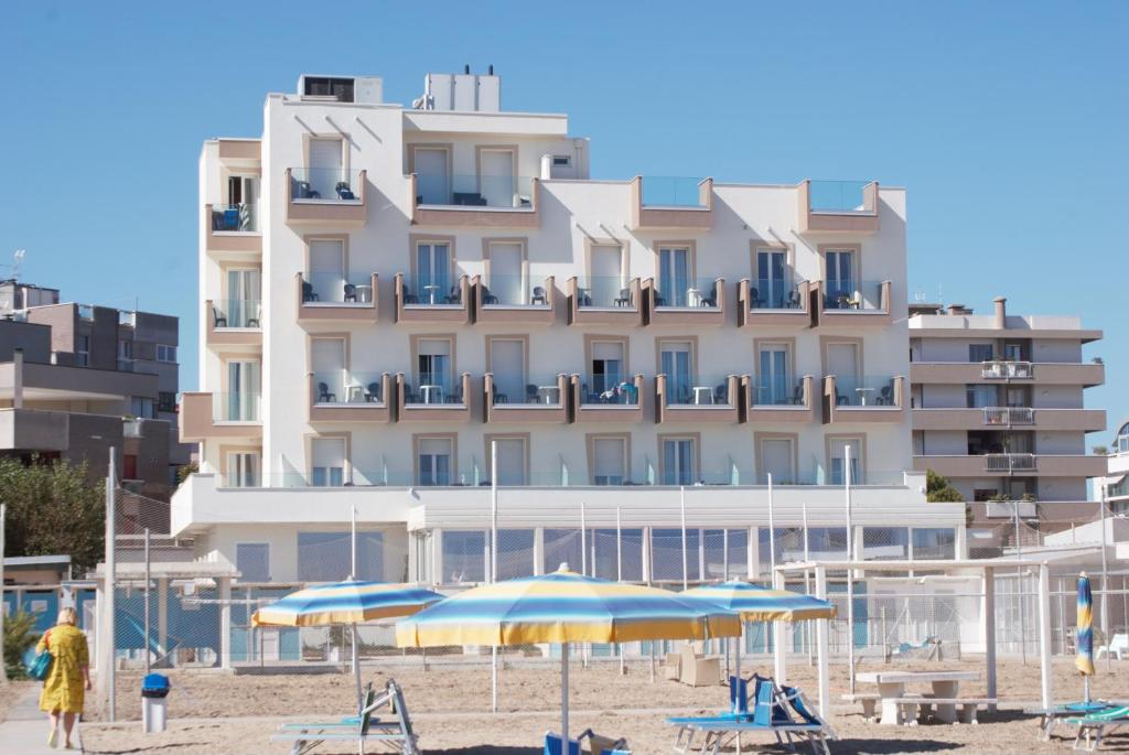 Двухместный (Улучшенный двухместный номер с 1 кроватью или 2 отдельными кроватями и видом на море) отеля Hotel Caesar Paladium, Римини