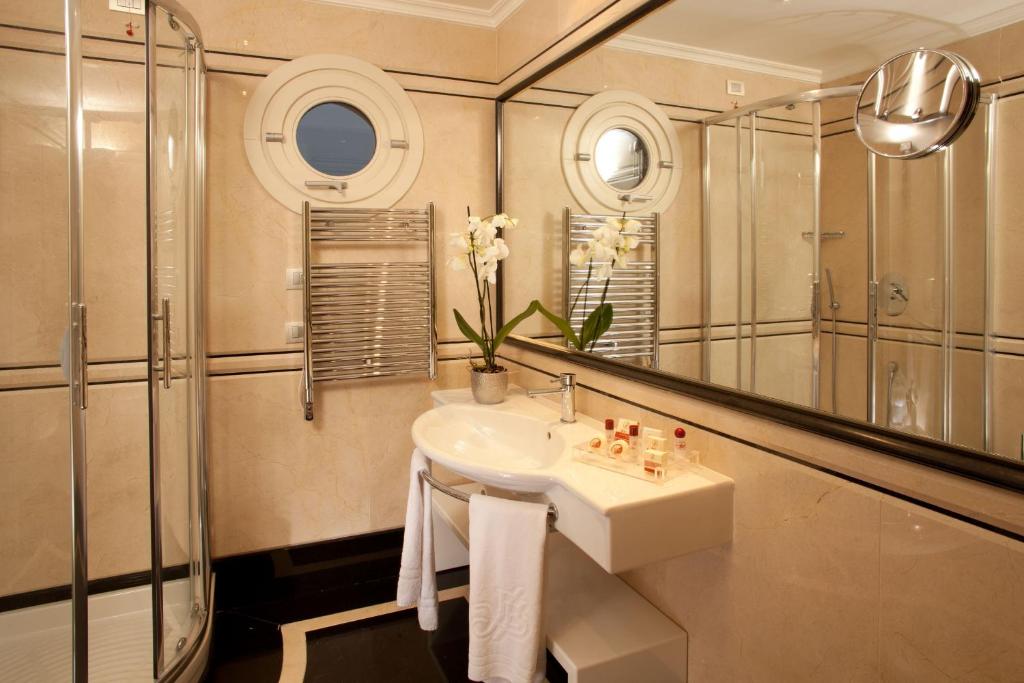 Двухместный (Улучшенный двухместный номер с 1 кроватью) отеля Hotel Piccolo Borgo, Рим