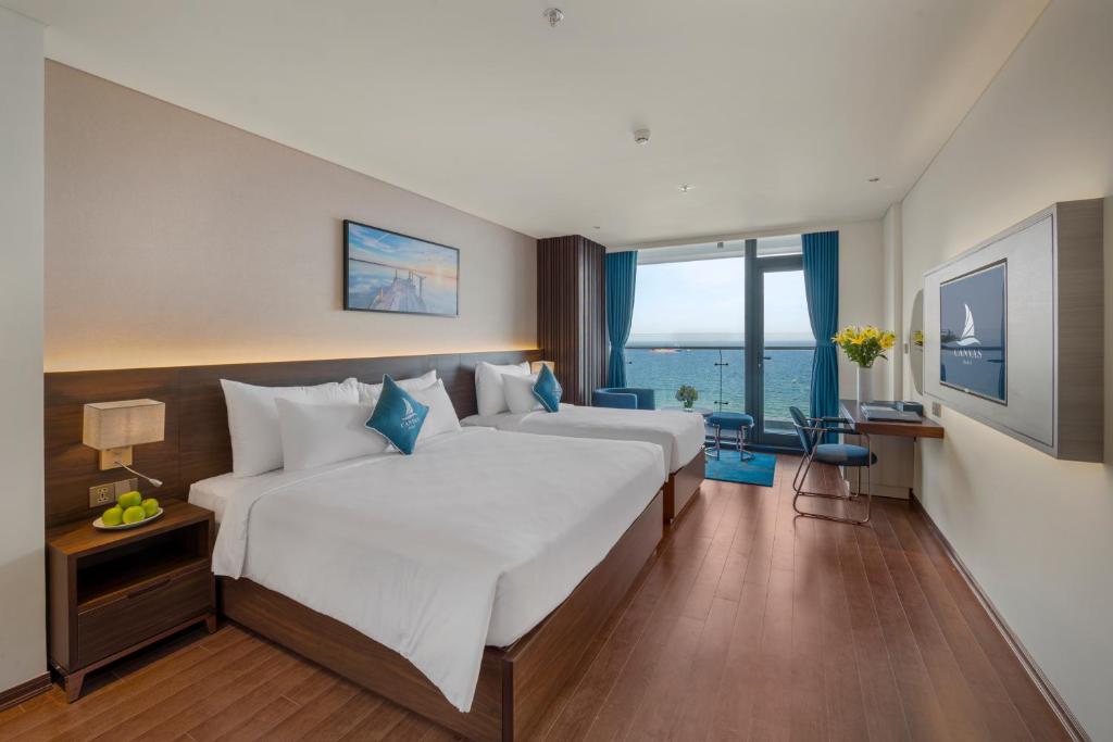 Сьюит (Grand Triple Suite with Beach Front) отеля Canvas Danang Beach Hotel, Дананг