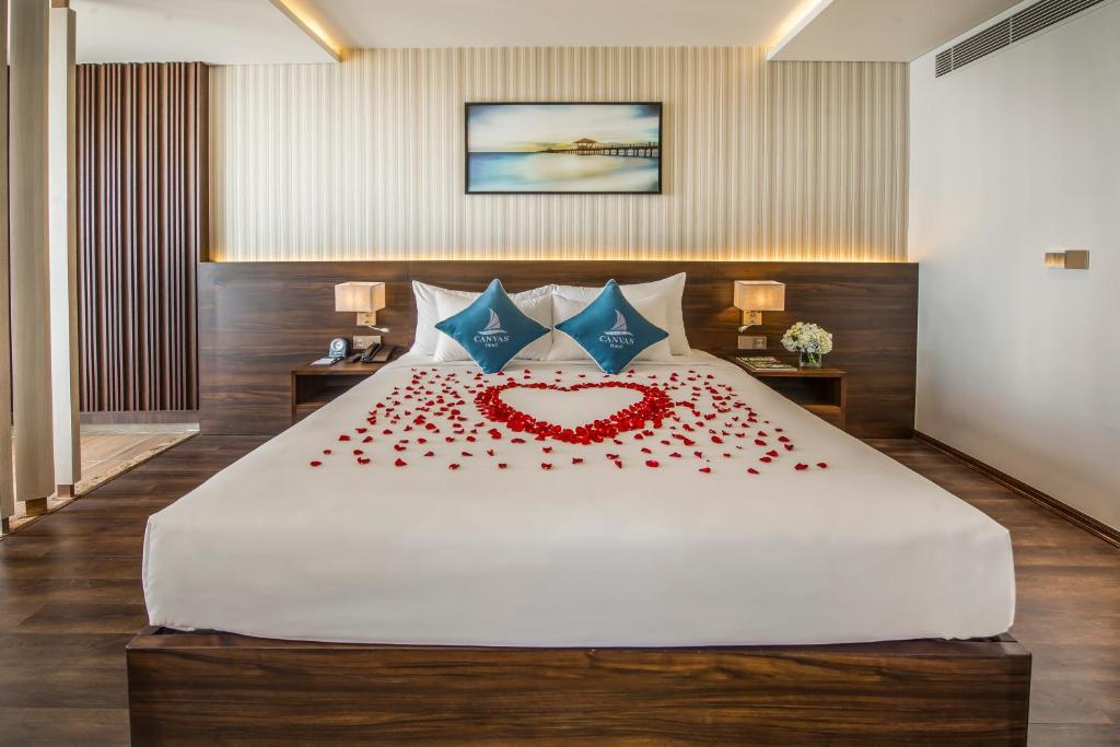 Сьюит (Представительский люкс) отеля Canvas Danang Beach Hotel, Дананг