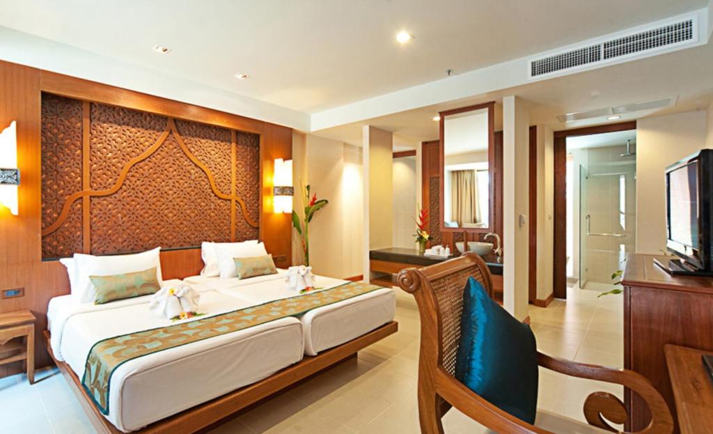 Двухместный (Улучшенный двухместный номер с 1 кроватью или 2 отдельными кроватями, вид на бассейн) курортного отеля Rawai Palm Beach Resort, Пхукет