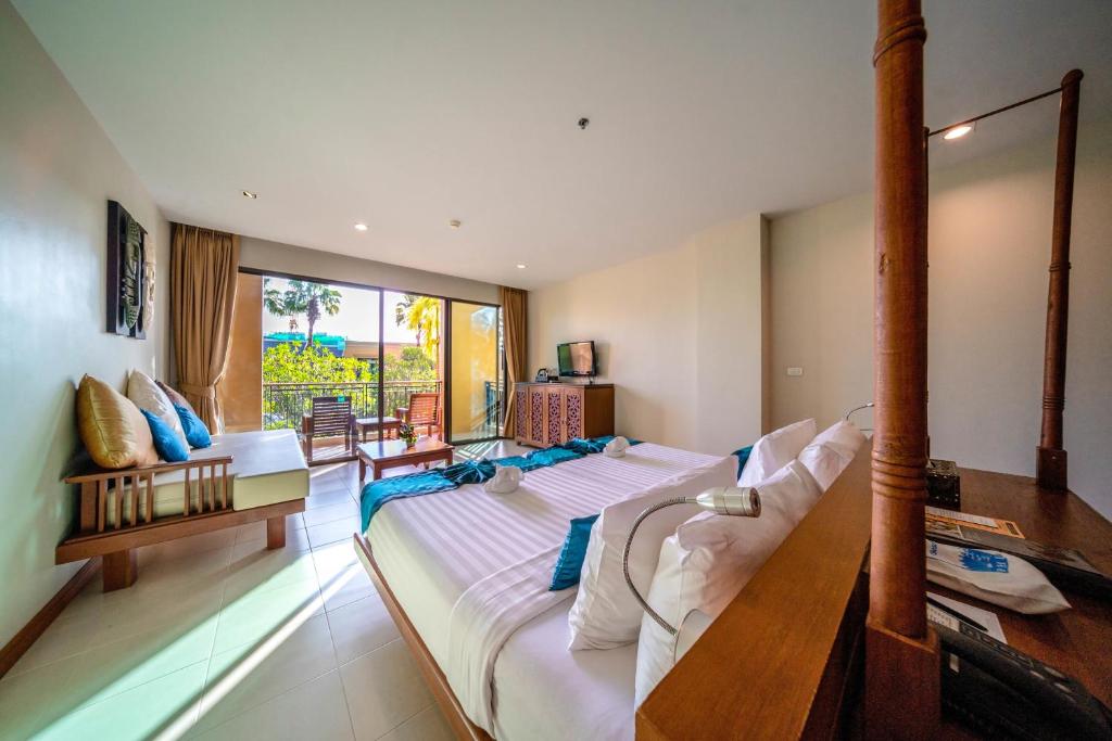 Двухместный (Двухместный номер Делюкс с 1 кроватью или 2 отдельными кроватями и видом на бассейн) курортного отеля Rawai Palm Beach Resort, Пхукет