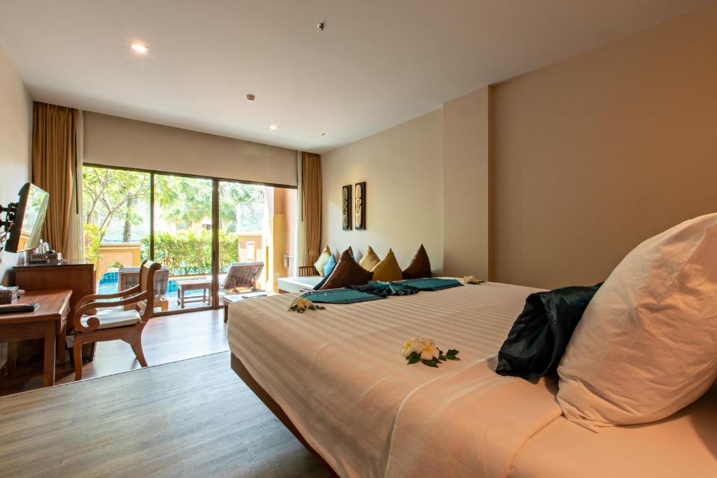 Двухместный (Двухместный номер Делюкс с 1 кроватью и доступом к бассейну) курортного отеля Rawai Palm Beach Resort, Пхукет